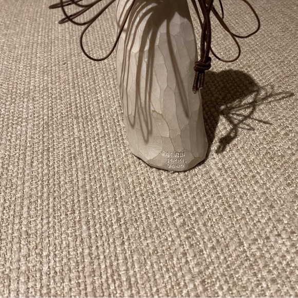 Willow Tree Angel of friendship (with dog) ornament - Picture 10 of 10